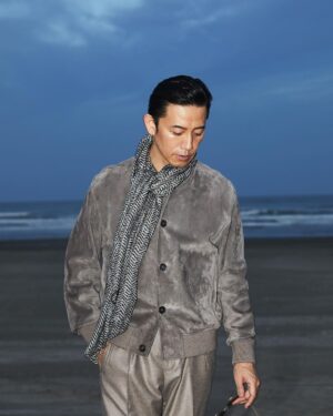 Takashi Sakurai Instagram - OCEANS @oceans_magazine モードなムード

ハイパーエレガントな @giorgioarmani で真っ暗な海とマジックアワー

黒い海から聞こえる波の音と足を撫でる水の感覚、カメラのフラッシュ

こういう瞬間に立てた時、モデルはやはり素敵な仕事だなって思う

#oceans_magazine 
#オーシャンズ
#モードなムード
#giorgioarmani 
#ジョルジオアルマーニ 
#👦🏻🌊