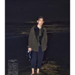 Takashi Sakurai Instagram - OCEANS @oceans_magazine モードなムード ハイパーエレガントな @giorgioarmani で真っ暗な海とマジックアワー 黒い海から聞こえる波の音と足を撫でる水の感覚、カメラのフラッシュ こういう瞬間に立てた時、モデルはやはり素敵な仕事だなって思う #oceans_magazine #オーシャンズ #モードなムード #giorgioarmani #ジョルジオアルマーニ #👦🏻🌊