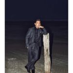 Takashi Sakurai Instagram - OCEANS @oceans_magazine モードなムード ハイパーエレガントな @giorgioarmani で真っ暗な海とマジックアワー 黒い海から聞こえる波の音と足を撫でる水の感覚、カメラのフラッシュ こういう瞬間に立てた時、モデルはやはり素敵な仕事だなって思う #oceans_magazine #オーシャンズ #モードなムード #giorgioarmani #ジョルジオアルマーニ #👦🏻🌊