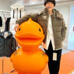 Takashi Sakurai Instagram – SAVE THE DUCK @savetheduck_jp のポップアップストアが大丸東京店(1F)にオープン
イタリアからやってきた割とデカめのオレンジ色のアヒルが待ってます
※写真は現場で考案したアヒルを守ろうとするポーズです
2023年10月4日〜2024年3月31日迄やっているそうです
リアルダウンの代わりに独自開発した高性能素材「PLUMTECH®(プラムテック®)」を中綿として使用していて、想像を遥かに超える軽さと温かさです!
ぜひ行ってみて試着してみてね!
#PR #savetheduck #セーブザダック #🪿 大丸東京店 Daimaru Tokyo