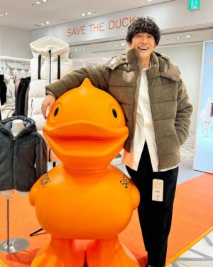 Takashi Sakurai Instagram - SAVE THE DUCK @savetheduck_jp のポップアップストアが大丸東京店（1F）にオープン

イタリアからやってきた割とデカめのオレンジ色のアヒルが待ってます

※写真は現場で考案したアヒルを守ろうとするポーズです

2023年10月4日〜2024年3月31日迄やっているそうです

リアルダウンの代わりに独自開発した高性能素材「PLUMTECH®（プラムテック®）」を中綿として使用していて、想像を遥かに超える軽さと温かさです！

ぜひ行ってみて試着してみてね！

#PR #savetheduck #セーブザダック #🪿