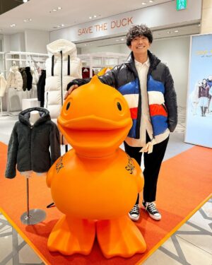 Takashi Sakurai Instagram - SAVE THE DUCK @savetheduck_jp のポップアップストアが大丸東京店（1F）にオープン

イタリアからやってきた割とデカめのオレンジ色のアヒルが待ってます

※写真は現場で考案したアヒルを守ろうとするポーズです

2023年10月4日〜2024年3月31日迄やっているそうです

リアルダウンの代わりに独自開発した高性能素材「PLUMTECH®（プラムテック®）」を中綿として使用していて、想像を遥かに超える軽さと温かさです！

ぜひ行ってみて試着してみてね！

#PR #savetheduck #セーブザダック #🪿