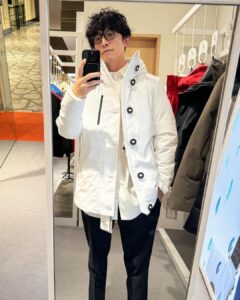 Takashi Sakurai Instagram - SAVE THE DUCK @savetheduck_jp のポップアップストアが大丸東京店（1F）にオープン イタリアからやってきた割とデカめのオレンジ色のアヒルが待ってます ※写真は現場で考案したアヒルを守ろうとするポーズです 2023年10月4日〜2024年3月31日迄やっているそうです リアルダウンの代わりに独自開発した高性能素材「PLUMTECH®（プラムテック®）」を中綿として使用していて、想像を遥かに超える軽さと温かさです！ ぜひ行ってみて試着してみてね！ #PR #savetheduck #セーブザダック #🪿 大丸東京店 Daimaru Tokyo