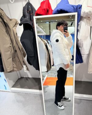 Takashi Sakurai Instagram - SAVE THE DUCK @savetheduck_jp のポップアップストアが大丸東京店（1F）にオープン

イタリアからやってきた割とデカめのオレンジ色のアヒルが待ってます

※写真は現場で考案したアヒルを守ろうとするポーズです

2023年10月4日〜2024年3月31日迄やっているそうです

リアルダウンの代わりに独自開発した高性能素材「PLUMTECH®（プラムテック®）」を中綿として使用していて、想像を遥かに超える軽さと温かさです！

ぜひ行ってみて試着してみてね！

#PR #savetheduck #セーブザダック #🪿