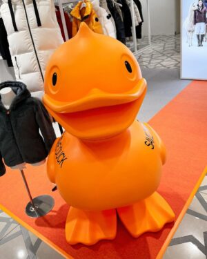 Takashi Sakurai Instagram - SAVE THE DUCK @savetheduck_jp のポップアップストアが大丸東京店（1F）にオープン

イタリアからやってきた割とデカめのオレンジ色のアヒルが待ってます

※写真は現場で考案したアヒルを守ろうとするポーズです

2023年10月4日〜2024年3月31日迄やっているそうです

リアルダウンの代わりに独自開発した高性能素材「PLUMTECH®（プラムテック®）」を中綿として使用していて、想像を遥かに超える軽さと温かさです！

ぜひ行ってみて試着してみてね！

#PR #savetheduck #セーブザダック #🪿
