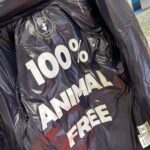 Takashi Sakurai Instagram – SAVE THE DUCK @savetheduck_jp のポップアップストアが大丸東京店（1F）にオープン

イタリアからやってきた割とデカめのオレンジ色のアヒルが待ってます

※写真は現場で考案したアヒルを守ろうとするポーズです

2023年10月4日〜2024年3月31日迄やっているそうです

リアルダウンの代わりに独自開発した高性能素材「PLUMTECH®（プラムテック®）」を中綿として使用していて、想像を遥かに超える軽さと温かさです！

ぜひ行ってみて試着してみてね！

#PR #savetheduck #セーブザダック #🪿 大丸東京店  Daimaru Tokyo