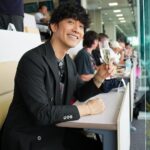 Takashi Sakurai Instagram – MotoGPのサプライヤーを務めるプロセッコDOCさん @proseccodoc のご招待で伺った今回のレース

プロセッコDOCさんの粋な計らいでとてつもない時間を過ごさせて頂いた１日でした！

選手に会えるHERO WALKからはじまり、Moto2勝利者のプロセッコシャワーを間近で拝見させて頂いたり、レース直前スタートグリッドまで行かせて頂いたり、MotoGPのスタートを真横で見させて頂いたり、レース後のとてもレアなチームの片付けている所まで見せて頂けて、そんな１日はお昼から夜までずっとプロセッコDOCを頂きながら過ごし、これ以上ない至福の時を過ごさせて頂きました！

そんな１日中たらふく頂いたプロセッコDOCはとてもフルーティかつ酸味と甘味のバランスが素晴らしく、どんなお料理にも合うとても美味しいワインなので日本の食事にもピッタリだなと思いました！

ちなみに持たせて頂いたこちらのボトルはプロセッコシャワーで使われる3リットルのボトルでめちゃめちゃ重いです！

プロセッコDOCとMotoGPの深い繋がりをとてもとても感じられた本当に素晴らしい体験でした！

#ProseccoDOC
#ProseccoDOCRosé
#TasteProsecco
#ItalianGenio
#プロセッコdoc 
#プロセッコDOCロゼ
#Motogp

🇪🇺 Campaign financed according to UE regulation no. 1308/2013 ツインリンクもてぎ