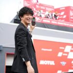 Takashi Sakurai Instagram – MotoGPのサプライヤーを務めるプロセッコDOCさん @proseccodoc のご招待で伺った今回のレース
プロセッコDOCさんの粋な計らいでとてつもない時間を過ごさせて頂いた1日でした!
選手に会えるHERO WALKからはじまり、Moto2勝利者のプロセッコシャワーを間近で拝見させて頂いたり、レース直前スタートグリッドまで行かせて頂いたり、MotoGPのスタートを真横で見させて頂いたり、レース後のとてもレアなチームの片付けている所まで見せて頂けて、そんな1日はお昼から夜までずっとプロセッコDOCを頂きながら過ごし、これ以上ない至福の時を過ごさせて頂きました!
そんな1日中たらふく頂いたプロセッコDOCはとてもフルーティかつ酸味と甘味のバランスが素晴らしく、どんなお料理にも合うとても美味しいワインなので日本の食事にもピッタリだなと思いました!
ちなみに持たせて頂いたこちらのボトルはプロセッコシャワーで使われる3リットルのボトルでめちゃめちゃ重いです!
プロセッコDOCとMotoGPの深い繋がりをとてもとても感じられた本当に素晴らしい体験でした!
#ProseccoDOC
#ProseccoDOCRosé
#TasteProsecco
#ItalianGenio
#プロセッコdoc
#プロセッコDOCロゼ
#Motogp
🇪🇺 Campaign financed according to UE regulation no. 1308/2013 ツインリンクもてぎ