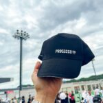Takashi Sakurai Instagram – MotoGPのサプライヤーを務めるプロセッコDOCさん @proseccodoc のご招待で伺った今回のレース
プロセッコDOCさんの粋な計らいでとてつもない時間を過ごさせて頂いた1日でした!
選手に会えるHERO WALKからはじまり、Moto2勝利者のプロセッコシャワーを間近で拝見させて頂いたり、レース直前スタートグリッドまで行かせて頂いたり、MotoGPのスタートを真横で見させて頂いたり、レース後のとてもレアなチームの片付けている所まで見せて頂けて、そんな1日はお昼から夜までずっとプロセッコDOCを頂きながら過ごし、これ以上ない至福の時を過ごさせて頂きました!
そんな1日中たらふく頂いたプロセッコDOCはとてもフルーティかつ酸味と甘味のバランスが素晴らしく、どんなお料理にも合うとても美味しいワインなので日本の食事にもピッタリだなと思いました!
ちなみに持たせて頂いたこちらのボトルはプロセッコシャワーで使われる3リットルのボトルでめちゃめちゃ重いです!
プロセッコDOCとMotoGPの深い繋がりをとてもとても感じられた本当に素晴らしい体験でした!
#ProseccoDOC
#ProseccoDOCRosé
#TasteProsecco
#ItalianGenio
#プロセッコdoc
#プロセッコDOCロゼ
#Motogp
🇪🇺 Campaign financed according to UE regulation no. 1308/2013 ツインリンクもてぎ