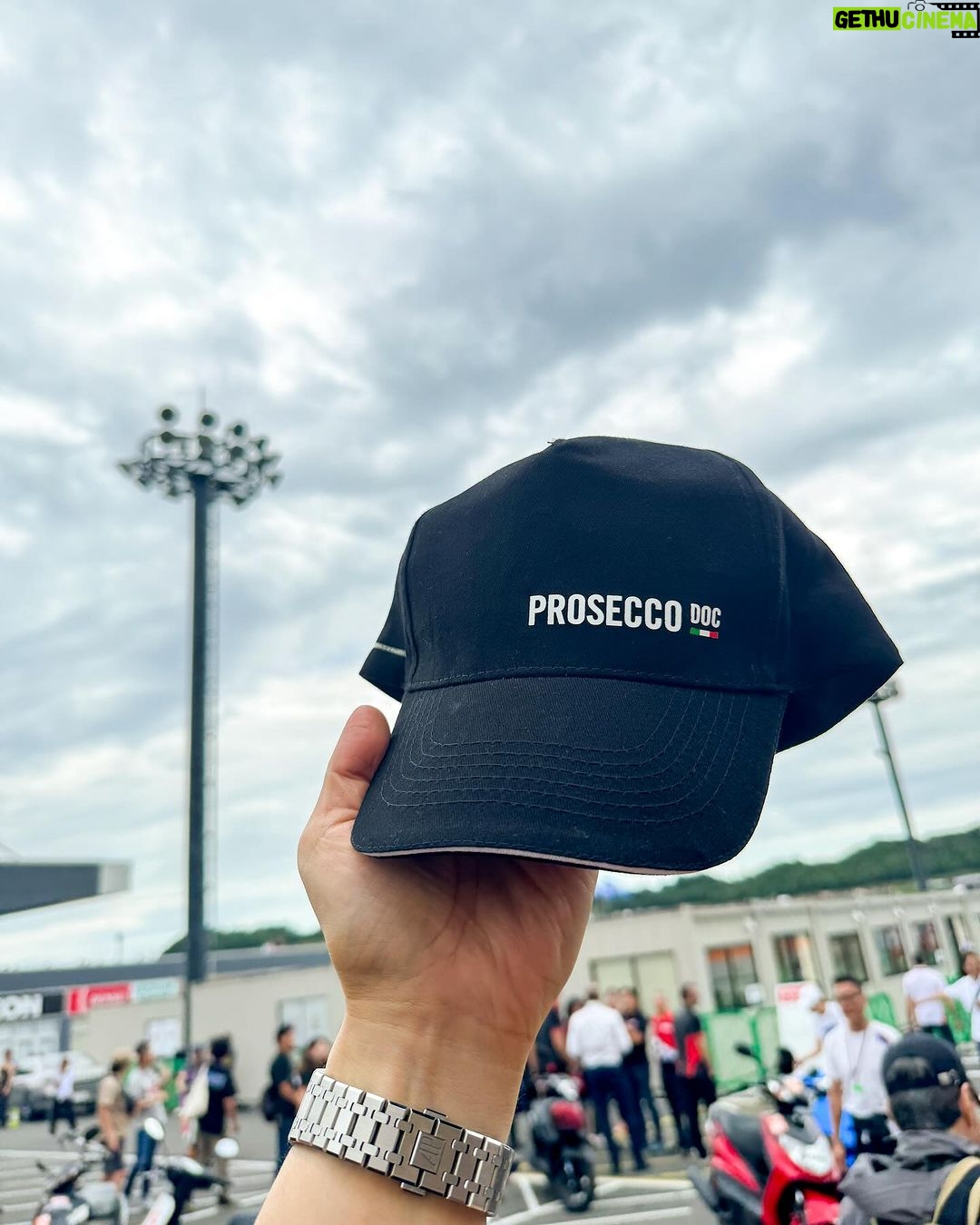 Takashi Sakurai Instagram - MotoGPのサプライヤーを務めるプロセッコDOCさん @proseccodoc のご招待で伺った今回のレース プロセッコDOCさんの粋な計らいでとてつもない時間を過ごさせて頂いた1日でした! 選手に会えるHERO WALKからはじまり、Moto2勝利者のプロセッコシャワーを間近で拝見させて頂いたり、レース直前スタートグリッドまで行かせて頂いたり、MotoGPのスタートを真横で見させて頂いたり、レース後のとてもレアなチームの片付けている所まで見せて頂けて、そんな1日はお昼から夜までずっとプロセッコDOCを頂きながら過ごし、これ以上ない至福の時を過ごさせて頂きました! そんな1日中たらふく頂いたプロセッコDOCはとてもフルーティかつ酸味と甘味のバランスが素晴らしく、どんなお料理にも合うとても美味しいワインなので日本の食事にもピッタリだなと思いました! ちなみに持たせて頂いたこちらのボトルはプロセッコシャワーで使われる3リットルのボトルでめちゃめちゃ重いです! プロセッコDOCとMotoGPの深い繋がりをとてもとても感じられた本当に素晴らしい体験でした! #ProseccoDOC #ProseccoDOCRosé #TasteProsecco #ItalianGenio #プロセッコdoc #プロセッコDOCロゼ #Motogp 🇪🇺 Campaign financed according to UE regulation no. 1308/2013 ツインリンクもてぎ