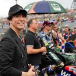Takashi Sakurai Instagram – MotoGPのサプライヤーを務めるプロセッコDOCさん @proseccodoc のご招待で伺った今回のレース
プロセッコDOCさんの粋な計らいでとてつもない時間を過ごさせて頂いた1日でした!
選手に会えるHERO WALKからはじまり、Moto2勝利者のプロセッコシャワーを間近で拝見させて頂いたり、レース直前スタートグリッドまで行かせて頂いたり、MotoGPのスタートを真横で見させて頂いたり、レース後のとてもレアなチームの片付けている所まで見せて頂けて、そんな1日はお昼から夜までずっとプロセッコDOCを頂きながら過ごし、これ以上ない至福の時を過ごさせて頂きました!
そんな1日中たらふく頂いたプロセッコDOCはとてもフルーティかつ酸味と甘味のバランスが素晴らしく、どんなお料理にも合うとても美味しいワインなので日本の食事にもピッタリだなと思いました!
ちなみに持たせて頂いたこちらのボトルはプロセッコシャワーで使われる3リットルのボトルでめちゃめちゃ重いです!
プロセッコDOCとMotoGPの深い繋がりをとてもとても感じられた本当に素晴らしい体験でした!
#ProseccoDOC
#ProseccoDOCRosé
#TasteProsecco
#ItalianGenio
#プロセッコdoc
#プロセッコDOCロゼ
#Motogp
🇪🇺 Campaign financed according to UE regulation no. 1308/2013 ツインリンクもてぎ