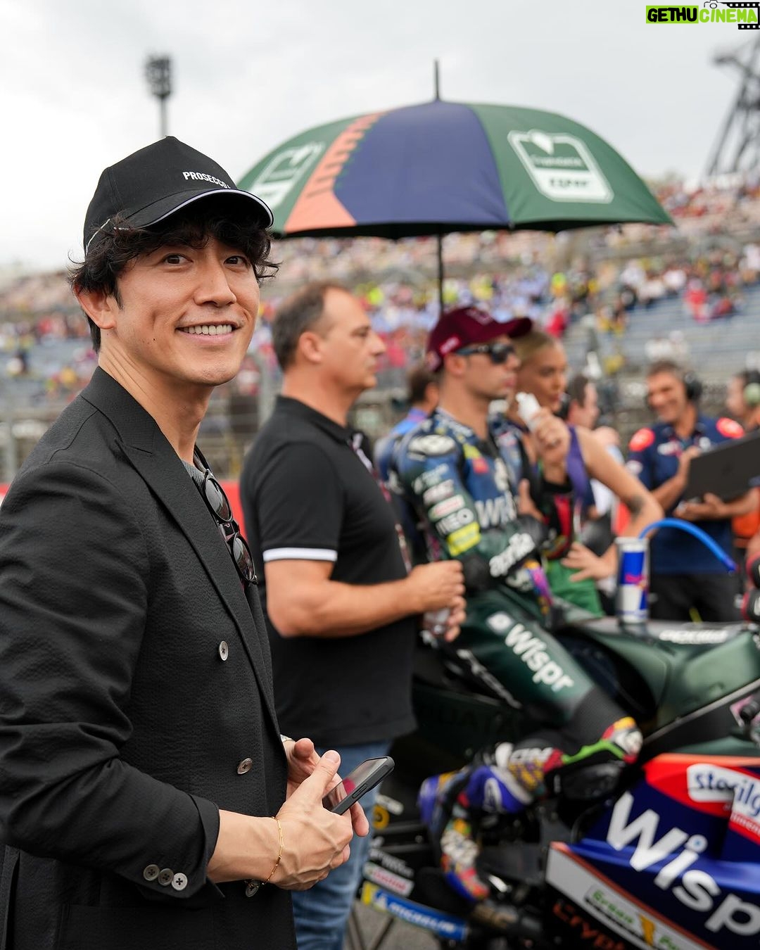 Takashi Sakurai Instagram - MotoGPのサプライヤーを務めるプロセッコDOCさん @proseccodoc のご招待で伺った今回のレース プロセッコDOCさんの粋な計らいでとてつもない時間を過ごさせて頂いた1日でした! 選手に会えるHERO WALKからはじまり、Moto2勝利者のプロセッコシャワーを間近で拝見させて頂いたり、レース直前スタートグリッドまで行かせて頂いたり、MotoGPのスタートを真横で見させて頂いたり、レース後のとてもレアなチームの片付けている所まで見せて頂けて、そんな1日はお昼から夜までずっとプロセッコDOCを頂きながら過ごし、これ以上ない至福の時を過ごさせて頂きました! そんな1日中たらふく頂いたプロセッコDOCはとてもフルーティかつ酸味と甘味のバランスが素晴らしく、どんなお料理にも合うとても美味しいワインなので日本の食事にもピッタリだなと思いました! ちなみに持たせて頂いたこちらのボトルはプロセッコシャワーで使われる3リットルのボトルでめちゃめちゃ重いです! プロセッコDOCとMotoGPの深い繋がりをとてもとても感じられた本当に素晴らしい体験でした! #ProseccoDOC #ProseccoDOCRosé #TasteProsecco #ItalianGenio #プロセッコdoc #プロセッコDOCロゼ #Motogp 🇪🇺 Campaign financed according to UE regulation no. 1308/2013 ツインリンクもてぎ