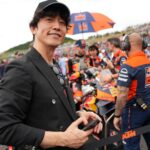 Takashi Sakurai Instagram – MotoGPのサプライヤーを務めるプロセッコDOCさん @proseccodoc のご招待で伺った今回のレース
プロセッコDOCさんの粋な計らいでとてつもない時間を過ごさせて頂いた1日でした!
選手に会えるHERO WALKからはじまり、Moto2勝利者のプロセッコシャワーを間近で拝見させて頂いたり、レース直前スタートグリッドまで行かせて頂いたり、MotoGPのスタートを真横で見させて頂いたり、レース後のとてもレアなチームの片付けている所まで見せて頂けて、そんな1日はお昼から夜までずっとプロセッコDOCを頂きながら過ごし、これ以上ない至福の時を過ごさせて頂きました!
そんな1日中たらふく頂いたプロセッコDOCはとてもフルーティかつ酸味と甘味のバランスが素晴らしく、どんなお料理にも合うとても美味しいワインなので日本の食事にもピッタリだなと思いました!
ちなみに持たせて頂いたこちらのボトルはプロセッコシャワーで使われる3リットルのボトルでめちゃめちゃ重いです!
プロセッコDOCとMotoGPの深い繋がりをとてもとても感じられた本当に素晴らしい体験でした!
#ProseccoDOC
#ProseccoDOCRosé
#TasteProsecco
#ItalianGenio
#プロセッコdoc
#プロセッコDOCロゼ
#Motogp
🇪🇺 Campaign financed according to UE regulation no. 1308/2013 ツインリンクもてぎ