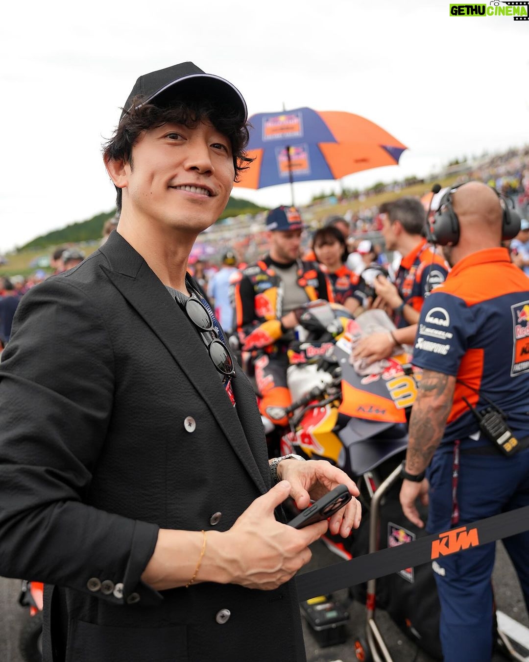 Takashi Sakurai Instagram - MotoGPのサプライヤーを務めるプロセッコDOCさん @proseccodoc のご招待で伺った今回のレース プロセッコDOCさんの粋な計らいでとてつもない時間を過ごさせて頂いた1日でした! 選手に会えるHERO WALKからはじまり、Moto2勝利者のプロセッコシャワーを間近で拝見させて頂いたり、レース直前スタートグリッドまで行かせて頂いたり、MotoGPのスタートを真横で見させて頂いたり、レース後のとてもレアなチームの片付けている所まで見せて頂けて、そんな1日はお昼から夜までずっとプロセッコDOCを頂きながら過ごし、これ以上ない至福の時を過ごさせて頂きました! そんな1日中たらふく頂いたプロセッコDOCはとてもフルーティかつ酸味と甘味のバランスが素晴らしく、どんなお料理にも合うとても美味しいワインなので日本の食事にもピッタリだなと思いました! ちなみに持たせて頂いたこちらのボトルはプロセッコシャワーで使われる3リットルのボトルでめちゃめちゃ重いです! プロセッコDOCとMotoGPの深い繋がりをとてもとても感じられた本当に素晴らしい体験でした! #ProseccoDOC #ProseccoDOCRosé #TasteProsecco #ItalianGenio #プロセッコdoc #プロセッコDOCロゼ #Motogp 🇪🇺 Campaign financed according to UE regulation no. 1308/2013 ツインリンクもてぎ
