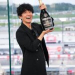 Takashi Sakurai Instagram – MotoGPのサプライヤーを務めるプロセッコDOCさん @proseccodoc のご招待で伺った今回のレース
プロセッコDOCさんの粋な計らいでとてつもない時間を過ごさせて頂いた1日でした!
選手に会えるHERO WALKからはじまり、Moto2勝利者のプロセッコシャワーを間近で拝見させて頂いたり、レース直前スタートグリッドまで行かせて頂いたり、MotoGPのスタートを真横で見させて頂いたり、レース後のとてもレアなチームの片付けている所まで見せて頂けて、そんな1日はお昼から夜までずっとプロセッコDOCを頂きながら過ごし、これ以上ない至福の時を過ごさせて頂きました!
そんな1日中たらふく頂いたプロセッコDOCはとてもフルーティかつ酸味と甘味のバランスが素晴らしく、どんなお料理にも合うとても美味しいワインなので日本の食事にもピッタリだなと思いました!
ちなみに持たせて頂いたこちらのボトルはプロセッコシャワーで使われる3リットルのボトルでめちゃめちゃ重いです!
プロセッコDOCとMotoGPの深い繋がりをとてもとても感じられた本当に素晴らしい体験でした!
#ProseccoDOC
#ProseccoDOCRosé
#TasteProsecco
#ItalianGenio
#プロセッコdoc
#プロセッコDOCロゼ
#Motogp
🇪🇺 Campaign financed according to UE regulation no. 1308/2013 ツインリンクもてぎ