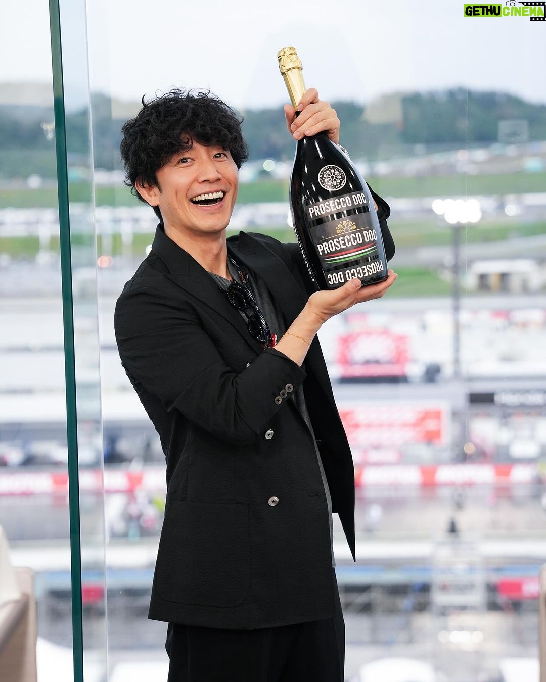 Takashi Sakurai Instagram - MotoGPのサプライヤーを務めるプロセッコDOCさん @proseccodoc のご招待で伺った今回のレース プロセッコDOCさんの粋な計らいでとてつもない時間を過ごさせて頂いた1日でした! 選手に会えるHERO WALKからはじまり、Moto2勝利者のプロセッコシャワーを間近で拝見させて頂いたり、レース直前スタートグリッドまで行かせて頂いたり、MotoGPのスタートを真横で見させて頂いたり、レース後のとてもレアなチームの片付けている所まで見せて頂けて、そんな1日はお昼から夜までずっとプロセッコDOCを頂きながら過ごし、これ以上ない至福の時を過ごさせて頂きました! そんな1日中たらふく頂いたプロセッコDOCはとてもフルーティかつ酸味と甘味のバランスが素晴らしく、どんなお料理にも合うとても美味しいワインなので日本の食事にもピッタリだなと思いました! ちなみに持たせて頂いたこちらのボトルはプロセッコシャワーで使われる3リットルのボトルでめちゃめちゃ重いです! プロセッコDOCとMotoGPの深い繋がりをとてもとても感じられた本当に素晴らしい体験でした! #ProseccoDOC #ProseccoDOCRosé #TasteProsecco #ItalianGenio #プロセッコdoc #プロセッコDOCロゼ #Motogp 🇪🇺 Campaign financed according to UE regulation no. 1308/2013 ツインリンクもてぎ