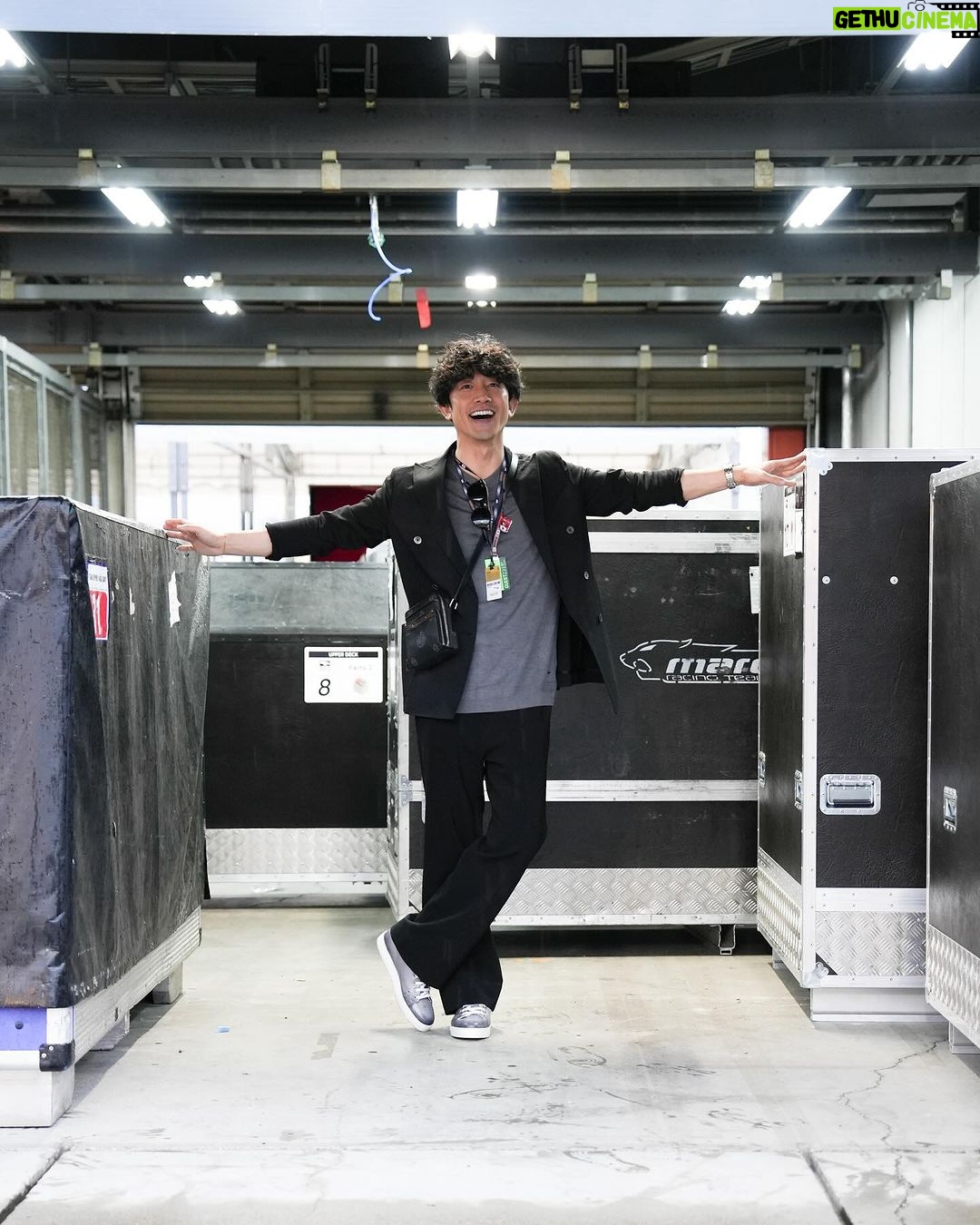 Takashi Sakurai Instagram - MotoGPのサプライヤーを務めるプロセッコDOCさん @proseccodoc のご招待で伺った今回のレース プロセッコDOCさんの粋な計らいでとてつもない時間を過ごさせて頂いた1日でした! 選手に会えるHERO WALKからはじまり、Moto2勝利者のプロセッコシャワーを間近で拝見させて頂いたり、レース直前スタートグリッドまで行かせて頂いたり、MotoGPのスタートを真横で見させて頂いたり、レース後のとてもレアなチームの片付けている所まで見せて頂けて、そんな1日はお昼から夜までずっとプロセッコDOCを頂きながら過ごし、これ以上ない至福の時を過ごさせて頂きました! そんな1日中たらふく頂いたプロセッコDOCはとてもフルーティかつ酸味と甘味のバランスが素晴らしく、どんなお料理にも合うとても美味しいワインなので日本の食事にもピッタリだなと思いました! ちなみに持たせて頂いたこちらのボトルはプロセッコシャワーで使われる3リットルのボトルでめちゃめちゃ重いです! プロセッコDOCとMotoGPの深い繋がりをとてもとても感じられた本当に素晴らしい体験でした! #ProseccoDOC #ProseccoDOCRosé #TasteProsecco #ItalianGenio #プロセッコdoc #プロセッコDOCロゼ #Motogp 🇪🇺 Campaign financed according to UE regulation no. 1308/2013 ツインリンクもてぎ