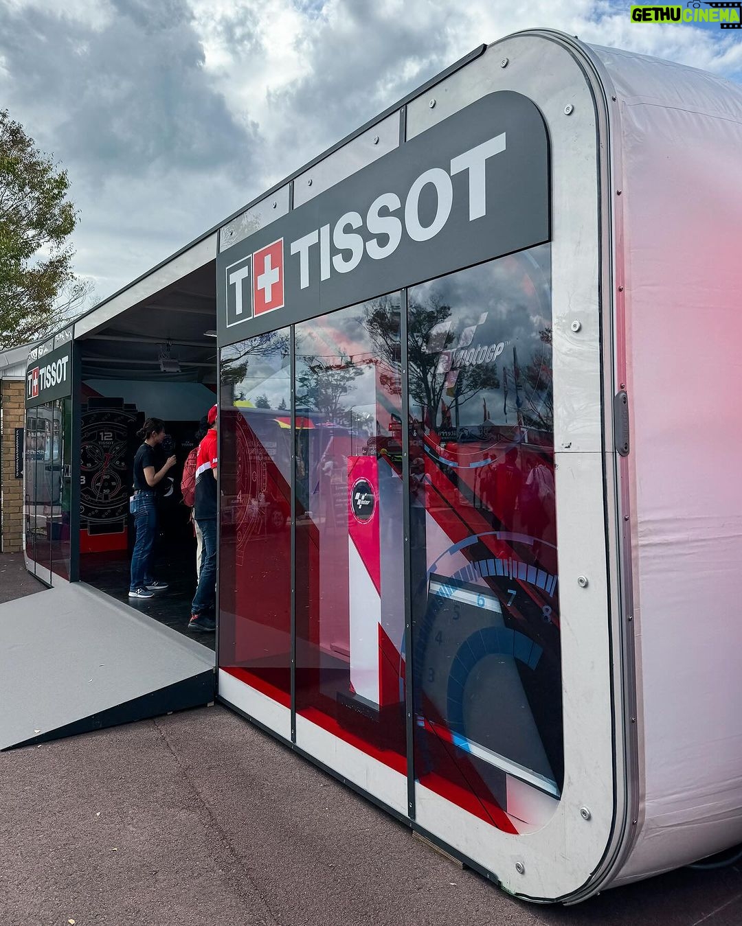 Takashi Sakurai Instagram - MotoGP™️ 日本グランプリにてTISSOTさん @tissot_official ブースへ遊びに行ってきました そうですTISSOTのTをやっております ハズレ無しのグッズの抽選会、時計の試着、限定モデル&バスティアニーニのサインの展示等、盛り沢山でございました 試着で新たなTISSOTの時計との出会いもありましてやはり試着ってホント大事だなと実感しております TISSOT sprintのスタートは大迫力でした! #Tissot #ティソ #ツインリンクもてぎ #motogp #motogpmotegi #motogpjapan #OfficialTimekeeper