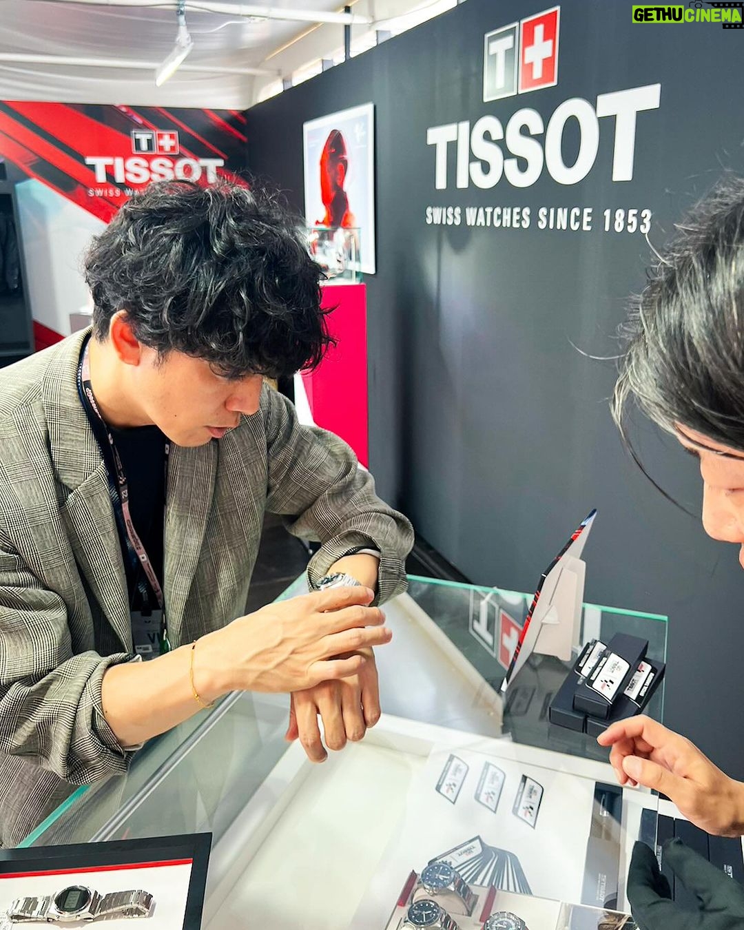 Takashi Sakurai Instagram - MotoGP™️ 日本グランプリにてTISSOTさん @tissot_official ブースへ遊びに行ってきました そうですTISSOTのTをやっております ハズレ無しのグッズの抽選会、時計の試着、限定モデル&バスティアニーニのサインの展示等、盛り沢山でございました 試着で新たなTISSOTの時計との出会いもありましてやはり試着ってホント大事だなと実感しております TISSOT sprintのスタートは大迫力でした! #Tissot #ティソ #ツインリンクもてぎ #motogp #motogpmotegi #motogpjapan #OfficialTimekeeper