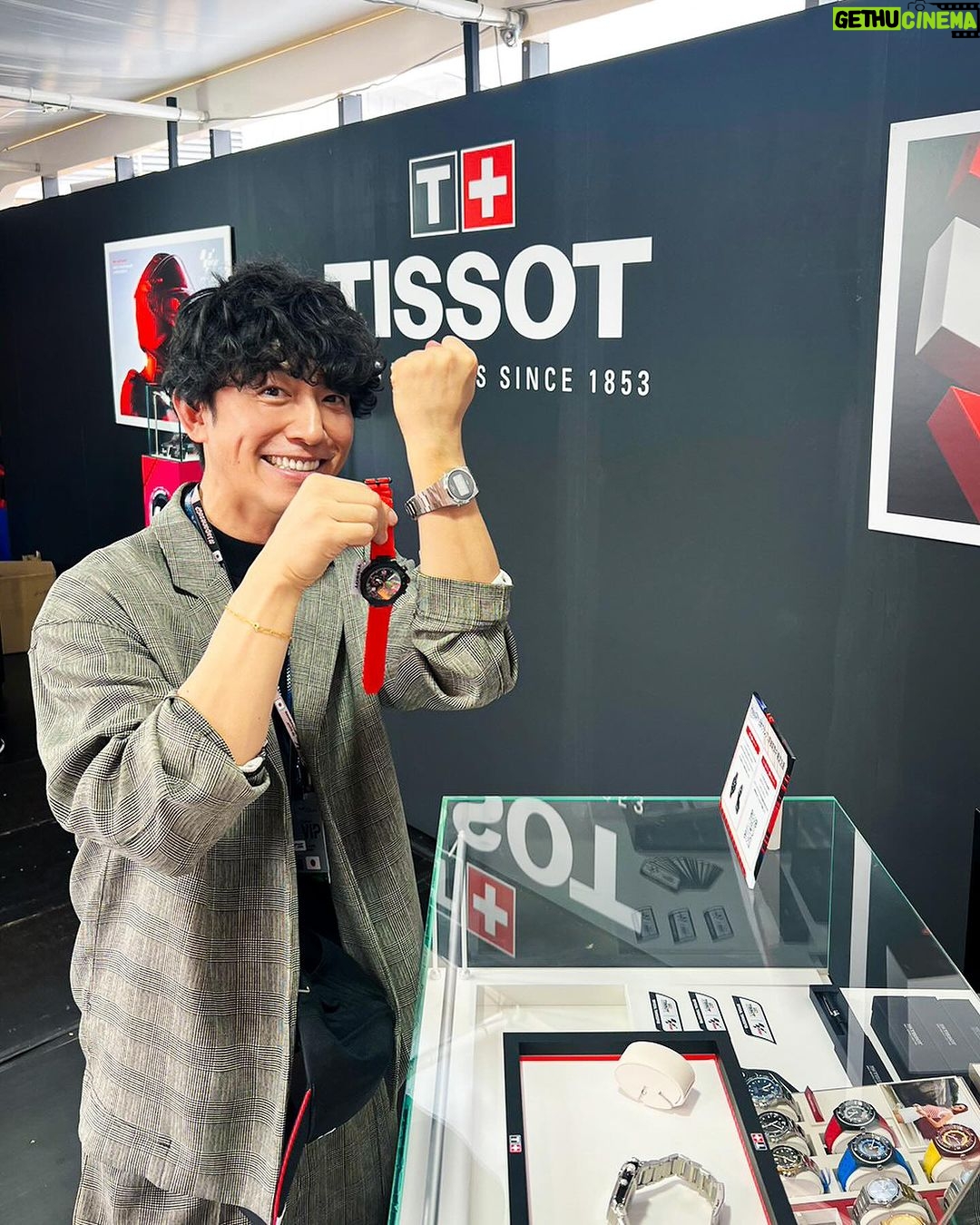 Takashi Sakurai Instagram - MotoGP™️ 日本グランプリにてTISSOTさん @tissot_official ブースへ遊びに行ってきました そうですTISSOTのTをやっております ハズレ無しのグッズの抽選会、時計の試着、限定モデル&バスティアニーニのサインの展示等、盛り沢山でございました 試着で新たなTISSOTの時計との出会いもありましてやはり試着ってホント大事だなと実感しております TISSOT sprintのスタートは大迫力でした! #Tissot #ティソ #ツインリンクもてぎ #motogp #motogpmotegi #motogpjapan #OfficialTimekeeper