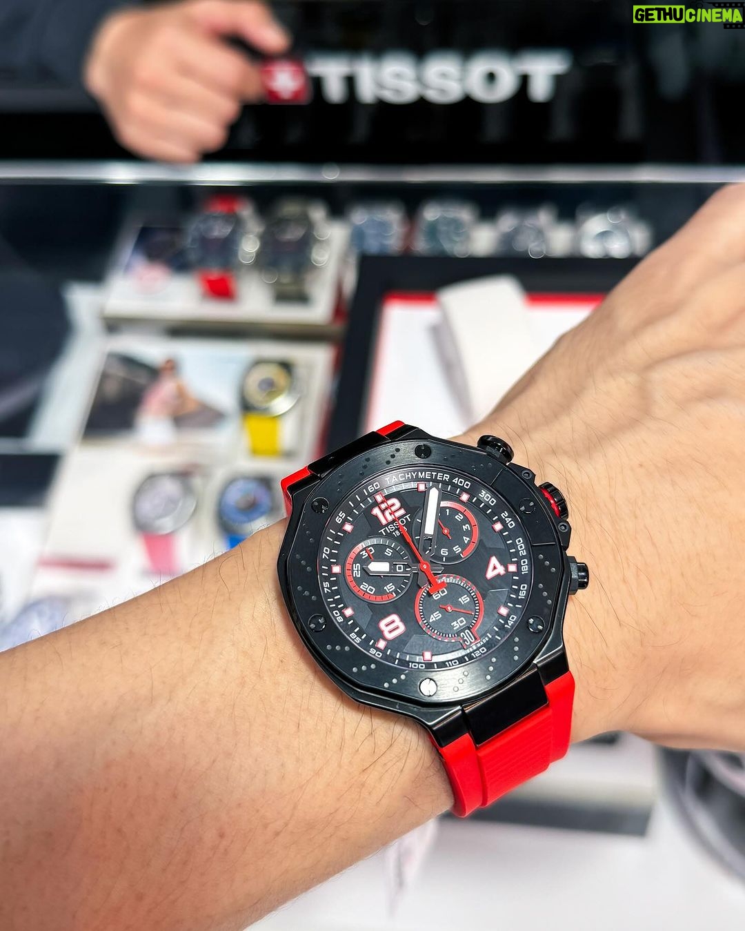 Takashi Sakurai Instagram - MotoGP™️ 日本グランプリにてTISSOTさん @tissot_official ブースへ遊びに行ってきました そうですTISSOTのTをやっております ハズレ無しのグッズの抽選会、時計の試着、限定モデル&バスティアニーニのサインの展示等、盛り沢山でございました 試着で新たなTISSOTの時計との出会いもありましてやはり試着ってホント大事だなと実感しております TISSOT sprintのスタートは大迫力でした! #Tissot #ティソ #ツインリンクもてぎ #motogp #motogpmotegi #motogpjapan #OfficialTimekeeper