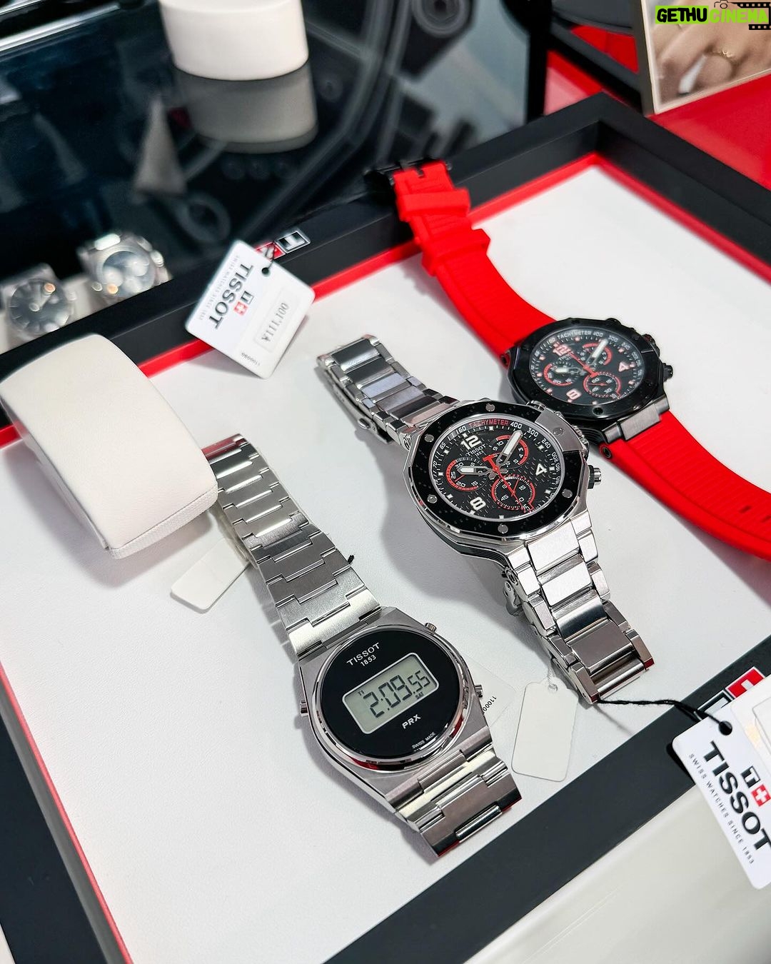 Takashi Sakurai Instagram - MotoGP™️ 日本グランプリにてTISSOTさん @tissot_official ブースへ遊びに行ってきました そうですTISSOTのTをやっております ハズレ無しのグッズの抽選会、時計の試着、限定モデル&バスティアニーニのサインの展示等、盛り沢山でございました 試着で新たなTISSOTの時計との出会いもありましてやはり試着ってホント大事だなと実感しております TISSOT sprintのスタートは大迫力でした! #Tissot #ティソ #ツインリンクもてぎ #motogp #motogpmotegi #motogpjapan #OfficialTimekeeper