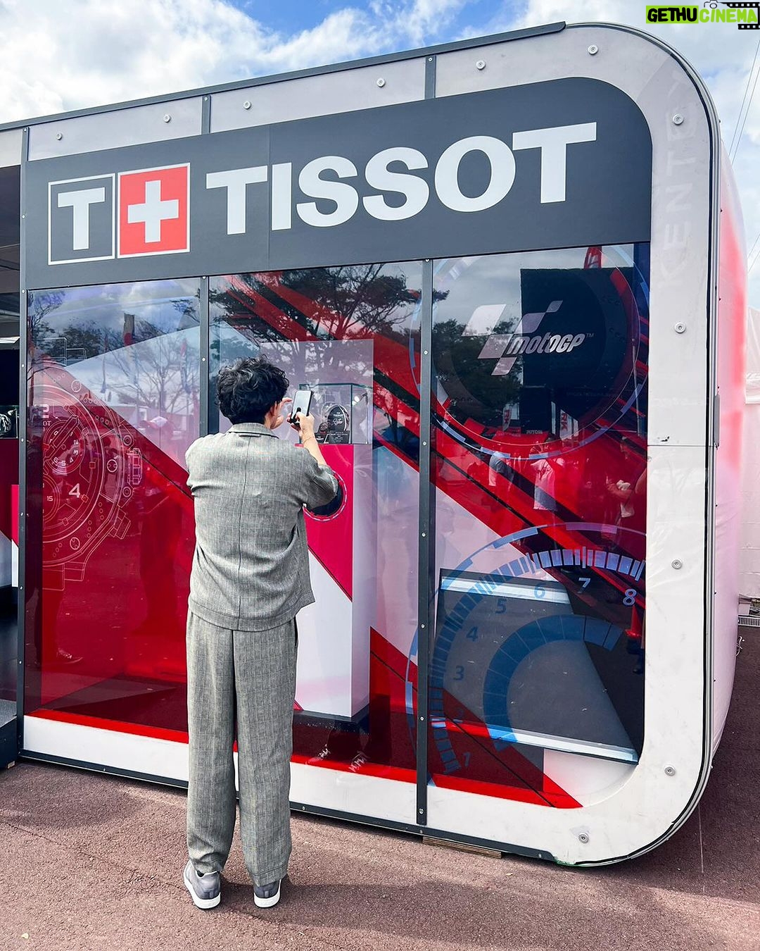 Takashi Sakurai Instagram - MotoGP™️ 日本グランプリにてTISSOTさん @tissot_official ブースへ遊びに行ってきました そうですTISSOTのTをやっております ハズレ無しのグッズの抽選会、時計の試着、限定モデル&バスティアニーニのサインの展示等、盛り沢山でございました 試着で新たなTISSOTの時計との出会いもありましてやはり試着ってホント大事だなと実感しております TISSOT sprintのスタートは大迫力でした! #Tissot #ティソ #ツインリンクもてぎ #motogp #motogpmotegi #motogpjapan #OfficialTimekeeper
