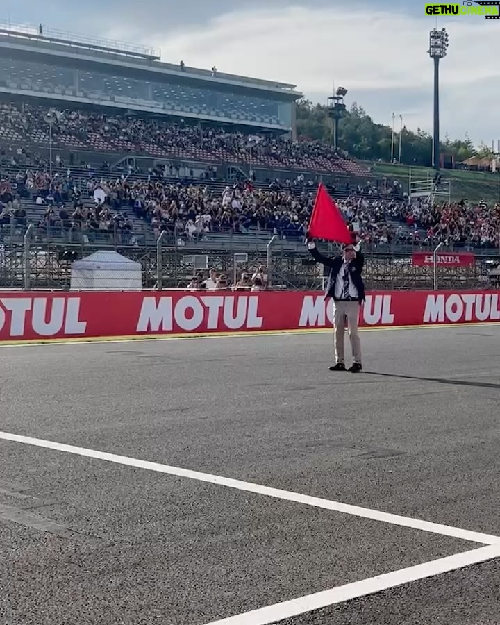 Takashi Sakurai Instagram - MotoGP™️ 日本グランプリにてTISSOTさん @tissot_official ブースへ遊びに行ってきました そうですTISSOTのTをやっております ハズレ無しのグッズの抽選会、時計の試着、限定モデル&バスティアニーニのサインの展示等、盛り沢山でございました 試着で新たなTISSOTの時計との出会いもありましてやはり試着ってホント大事だなと実感しております TISSOT sprintのスタートは大迫力でした! #Tissot #ティソ #ツインリンクもてぎ #motogp #motogpmotegi #motogpjapan #OfficialTimekeeper