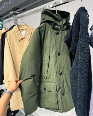 Takashi Sakurai Instagram - REGENERATIVE CIRCLE @regenerative_circle のPOP UP SHOP（2023年9月29日〜2024年1月迄）が丸ビル1階にオープン！

構造たんぱく質素材Brewed Protein™繊維を採用した４つのブランド（Goldwin、THE NORTH FACE、nanamica、WOOLRICH）のプロダクトが一気に勢揃いしておりました

Brewed Protein繊維は植物由来のバイオマスを主な原料とし、微生物発酵プロセスによって作られる次世代型の新素材との事

素材の質感も高級感があってとても良かったです！

#regenerativecircle
#brewedprotein 
#goldwin
#spiber
#thenorthface 
#nanamica 
#thenorthfacepurplelabel 
#woolrich
#ゴールドウイン 
#ノースフェイス 
#ナナミカ 
#ノースフェイスパープルレーベル 
#ウールリッチ