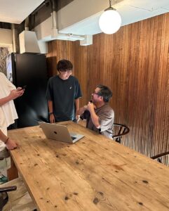 Takashi Sakurai Instagram - キョコロヒーさん呼んで頂きましてありがとうございました 井上咲楽さんの背徳の1日のお手伝いをさせて頂きました 📷前田先生は人生初のピンマイクが楽しくて音声さんととても仲良しになっておりました☺️ 10月3日までTverで見られるそうです #キョコロヒー #井上咲楽 さん #ありがとうございました