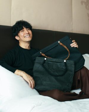 Takashi Sakurai Instagram - MANIUNO @maniuno_official のトート

16インチのPCも入るのでかなり重宝しております

ハンドルが付け替えられて、色々な印象で持てるのはかなり魅力

大容量で軽く、とても丈夫なので荷物の増える出張の時にも大活躍しております！

#MANIUNO
#マニウノ
