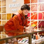 Takashi Sakurai Instagram - BERLITI @berluti が阪急うめだ本店5階にて“パティーヌの世界”ポップアップストアを開催！ 会場でノア君 @zeppelin.noah にもお会い出来ました 開催期間11月1日〜11月21日の前半12日迄は、購入したアイテムのスクリットのカリグラフィーにゴールドやシルバーのパティーヌを無償で施してくれるそうです！（これ本当に嬉しい） 13日からの後半はパティーヌ前のレザーにお好みのカラーでパティーヌを施してくれる夢のようなサービスもおこなわれます（これはホント夢） 期間中の土日祝日はカラリストが来店して、デモンストレーションやパティーヌの相談もしてくれるとの事！ この夢のような機会に是非足を運んでみて下さいね #Berluti #ベルルッティ #阪急うめだ #パティーヌの世界 阪急百貨店 阪急うめだ本店