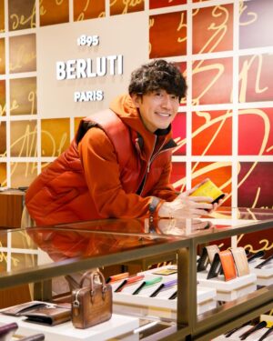 Takashi Sakurai Instagram - BERLITI @berluti が阪急うめだ本店5階にて“パティーヌの世界”ポップアップストアを開催！

会場でノア君 @zeppelin.noah にもお会い出来ました

開催期間11月1日〜11月21日の前半12日迄は、購入したアイテムのスクリットのカリグラフィーにゴールドやシルバーのパティーヌを無償で施してくれるそうです！（これ本当に嬉しい）

13日からの後半はパティーヌ前のレザーにお好みのカラーでパティーヌを施してくれる夢のようなサービスもおこなわれます（これはホント夢）

期間中の土日祝日はカラリストが来店して、デモンストレーションやパティーヌの相談もしてくれるとの事！

この夢のような機会に是非足を運んでみて下さいね

#Berluti 
#ベルルッティ
#阪急うめだ
#パティーヌの世界