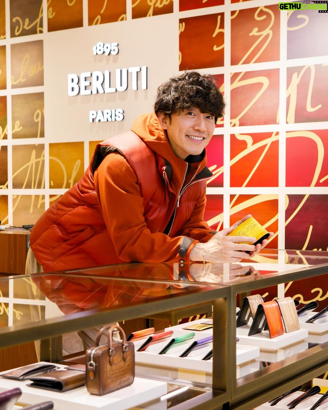 Takashi Sakurai - 1.1K Likes - BERLITI @berluti が阪急うめだ本店5階にて“パティーヌの世界”ポップアップストアを開催!
会場でノア君 @zeppelin.noah にもお会い出来ました
開催期間11月1日〜11月21日の前半12日迄は、購入したアイテムのスクリットのカリグラフィーにゴールドやシルバーのパティーヌを無償で施してくれるそうです!(これ本当に嬉しい)
13日からの後半はパティーヌ前のレザーにお好みのカラーでパティーヌを施してくれる夢のようなサービスもおこなわれます(これはホント夢)
期間中の土日祝日はカラリストが来店して、デモンストレーションやパティーヌの相談もしてくれるとの事!
この夢のような機会に是非足を運んでみて下さいね
#Berluti
#ベルルッティ
#阪急うめだ
#パティーヌの世界