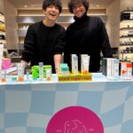 Takashi Sakurai Instagram – 去年出会ったスキンケア「ドランク エレファント」が伊勢丹新宿店 メンズ館でポップアップ中

改めて、洗う・うるおす・保湿する、基本のスキンケアが手軽にできるベーシックアイテムを紹介してもらった。緑のクリームは僕も使っていて、馴染みが良いのがお気に入り

今朝マーシーさんと一緒に、メンズにおすすめのベーシックキットを、ポップアップ会場からライブで紹介したので、よかったらアーカイブ見てください @isetanmens 

ポップアップは今月1 月 16 日（火）まで、伊勢丹新宿店 メンズ館１階 コスメティクスにて開催しています
ぜひ行ってみてね！

#ドランクエレファント
#スキンケア
#PR 伊勢丹 メンズ / ISETAN