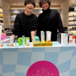 Takashi Sakurai Instagram - 去年出会ったスキンケア「ドランク エレファント」が伊勢丹新宿店 メンズ館でポップアップ中 改めて、洗う・うるおす・保湿する、基本のスキンケアが手軽にできるベーシックアイテムを紹介してもらった。緑のクリームは僕も使っていて、馴染みが良いのがお気に入り 今朝マーシーさんと一緒に、メンズにおすすめのベーシックキットを、ポップアップ会場からライブで紹介したので、よかったらアーカイブ見てください @isetanmens ポップアップは今月1 月 16 日（火）まで、伊勢丹新宿店 メンズ館１階 コスメティクスにて開催しています ぜひ行ってみてね！ #ドランクエレファント #スキンケア #PR 伊勢丹 メンズ / ISETAN