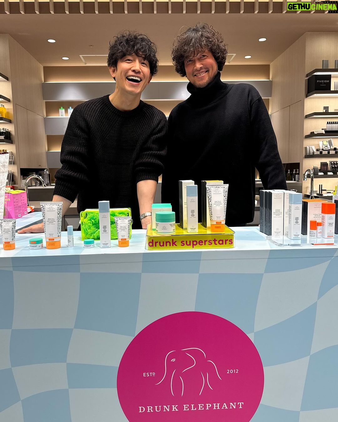 Takashi Sakurai Instagram - 去年出会ったスキンケア「ドランク エレファント」が伊勢丹新宿店 メンズ館でポップアップ中 改めて、洗う・うるおす・保湿する、基本のスキンケアが手軽にできるベーシックアイテムを紹介してもらった。緑のクリームは僕も使っていて、馴染みが良いのがお気に入り 今朝マーシーさんと一緒に、メンズにおすすめのベーシックキットを、ポップアップ会場からライブで紹介したので、よかったらアーカイブ見てください @isetanmens ポップアップは今月1 月 16 日(火)まで、伊勢丹新宿店 メンズ館1階 コスメティクスにて開催しています ぜひ行ってみてね! #ドランクエレファント #スキンケア #PR 伊勢丹 メンズ / ISETAN