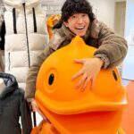 Takashi Sakurai Instagram – SAVE THE DUCK @savetheduck_jp のポップアップストアが大丸東京店(1F)にオープン
イタリアからやってきた割とデカめのオレンジ色のアヒルが待ってます
※写真は現場で考案したアヒルを守ろうとするポーズです
2023年10月4日〜2024年3月31日迄やっているそうです
リアルダウンの代わりに独自開発した高性能素材「PLUMTECH®(プラムテック®)」を中綿として使用していて、想像を遥かに超える軽さと温かさです!
ぜひ行ってみて試着してみてね!
#PR #savetheduck #セーブザダック #🪿 大丸東京店 Daimaru Tokyo