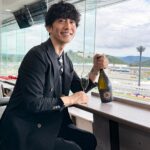 Takashi Sakurai Instagram – MotoGPのサプライヤーを務めるプロセッコDOCさん @proseccodoc のご招待で伺った今回のレース

プロセッコDOCさんの粋な計らいでとてつもない時間を過ごさせて頂いた１日でした！

選手に会えるHERO WALKからはじまり、Moto2勝利者のプロセッコシャワーを間近で拝見させて頂いたり、レース直前スタートグリッドまで行かせて頂いたり、MotoGPのスタートを真横で見させて頂いたり、レース後のとてもレアなチームの片付けている所まで見せて頂けて、そんな１日はお昼から夜までずっとプロセッコDOCを頂きながら過ごし、これ以上ない至福の時を過ごさせて頂きました！

そんな１日中たらふく頂いたプロセッコDOCはとてもフルーティかつ酸味と甘味のバランスが素晴らしく、どんなお料理にも合うとても美味しいワインなので日本の食事にもピッタリだなと思いました！

ちなみに持たせて頂いたこちらのボトルはプロセッコシャワーで使われる3リットルのボトルでめちゃめちゃ重いです！

プロセッコDOCとMotoGPの深い繋がりをとてもとても感じられた本当に素晴らしい体験でした！

#ProseccoDOC
#ProseccoDOCRosé
#TasteProsecco
#ItalianGenio
#プロセッコdoc 
#プロセッコDOCロゼ
#Motogp

🇪🇺 Campaign financed according to UE regulation no. 1308/2013 ツインリンクもてぎ