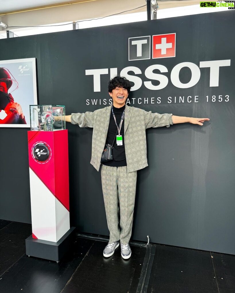 Takashi Sakurai Instagram - MotoGP™️ 日本グランプリにてTISSOTさん @tissot_official ブースへ遊びに行ってきました そうですTISSOTのTをやっております ハズレ無しのグッズの抽選会、時計の試着、限定モデル&バスティアニーニのサインの展示等、盛り沢山でございました 試着で新たなTISSOTの時計との出会いもありましてやはり試着ってホント大事だなと実感しております TISSOT sprintのスタートは大迫力でした！ #Tissot #ティソ #ツインリンクもてぎ #motogp #motogpmotegi #motogpjapan #OfficialTimekeeper