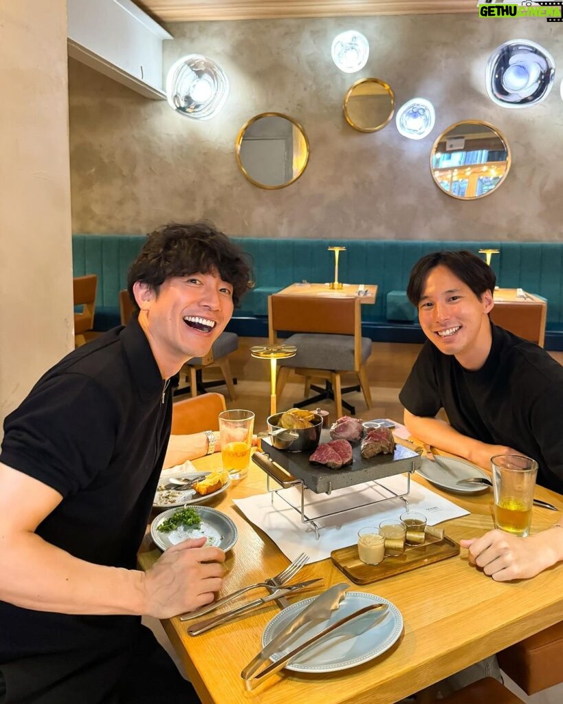 Takashi Sakurai Instagram - ocean good table渋谷 @oceangoodtable_shibuya へお久しぶりのT聖と行きました 渋谷でこんなにゆったり出来るお店はかなり貴重 クラシックなビストロ料理から本格ステーキまで最初から最後まで本当に素晴らしく、中でも感動はマッシュルームと貝刺のアンチョビマリネは最高でした 目の前で仕上げる馬肉のタルタルもまた絶品でございました テラスもあるのでこれからの季節最高かと ここは使える！ ありがとうございました #オーシャングッドテーブル渋谷 #shibuya_ogt #steakfrites #PR Ocean good table 渋谷