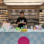 Takashi Sakurai Instagram - 去年出会ったスキンケア「ドランク エレファント」が伊勢丹新宿店 メンズ館でポップアップ中 改めて、洗う・うるおす・保湿する、基本のスキンケアが手軽にできるベーシックアイテムを紹介してもらった。緑のクリームは僕も使っていて、馴染みが良いのがお気に入り 今朝マーシーさんと一緒に、メンズにおすすめのベーシックキットを、ポップアップ会場からライブで紹介したので、よかったらアーカイブ見てください @isetanmens ポップアップは今月1 月 16 日（火）まで、伊勢丹新宿店 メンズ館１階 コスメティクスにて開催しています ぜひ行ってみてね！ #ドランクエレファント #スキンケア #PR 伊勢丹 メンズ / ISETAN