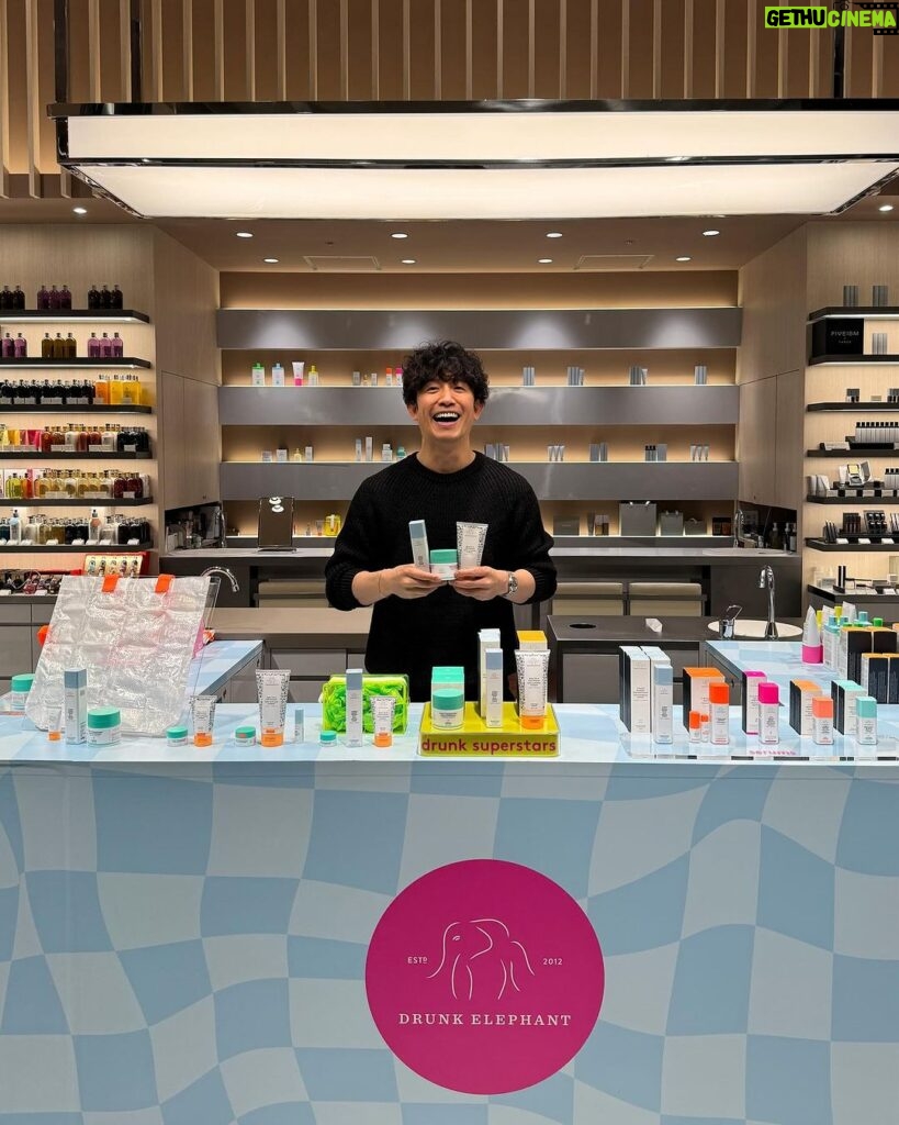 Takashi Sakurai Instagram - 去年出会ったスキンケア「ドランク エレファント」が伊勢丹新宿店 メンズ館でポップアップ中 改めて、洗う・うるおす・保湿する、基本のスキンケアが手軽にできるベーシックアイテムを紹介してもらった。緑のクリームは僕も使っていて、馴染みが良いのがお気に入り 今朝マーシーさんと一緒に、メンズにおすすめのベーシックキットを、ポップアップ会場からライブで紹介したので、よかったらアーカイブ見てください @isetanmens ポップアップは今月1 月 16 日（火）まで、伊勢丹新宿店 メンズ館１階 コスメティクスにて開催しています ぜひ行ってみてね！ #ドランクエレファント #スキンケア #PR 伊勢丹 メンズ / ISETAN