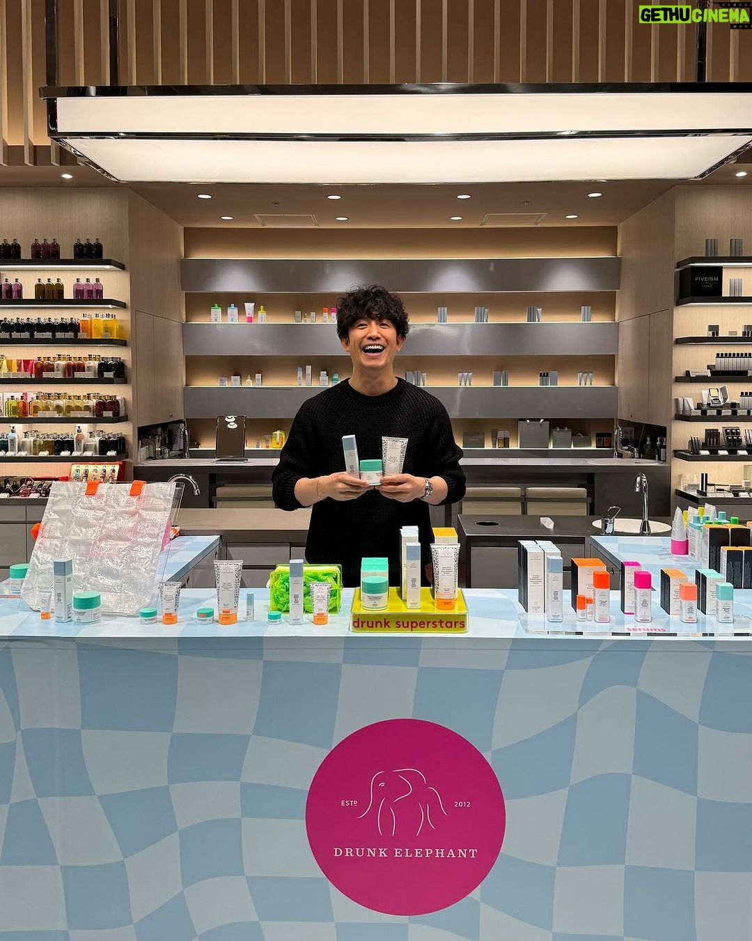 Takashi Sakurai Instagram - 去年出会ったスキンケア「ドランク エレファント」が伊勢丹新宿店 メンズ館でポップアップ中 改めて、洗う・うるおす・保湿する、基本のスキンケアが手軽にできるベーシックアイテムを紹介してもらった。緑のクリームは僕も使っていて、馴染みが良いのがお気に入り 今朝マーシーさんと一緒に、メンズにおすすめのベーシックキットを、ポップアップ会場からライブで紹介したので、よかったらアーカイブ見てください @isetanmens ポップアップは今月1 月 16 日(火)まで、伊勢丹新宿店 メンズ館1階 コスメティクスにて開催しています ぜひ行ってみてね! #ドランクエレファント #スキンケア #PR 伊勢丹 メンズ / ISETAN