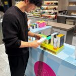 Takashi Sakurai Instagram - 去年出会ったスキンケア「ドランク エレファント」が伊勢丹新宿店 メンズ館でポップアップ中 改めて、洗う・うるおす・保湿する、基本のスキンケアが手軽にできるベーシックアイテムを紹介してもらった。緑のクリームは僕も使っていて、馴染みが良いのがお気に入り 今朝マーシーさんと一緒に、メンズにおすすめのベーシックキットを、ポップアップ会場からライブで紹介したので、よかったらアーカイブ見てください @isetanmens ポップアップは今月1 月 16 日（火）まで、伊勢丹新宿店 メンズ館１階 コスメティクスにて開催しています ぜひ行ってみてね！ #ドランクエレファント #スキンケア #PR 伊勢丹 メンズ / ISETAN