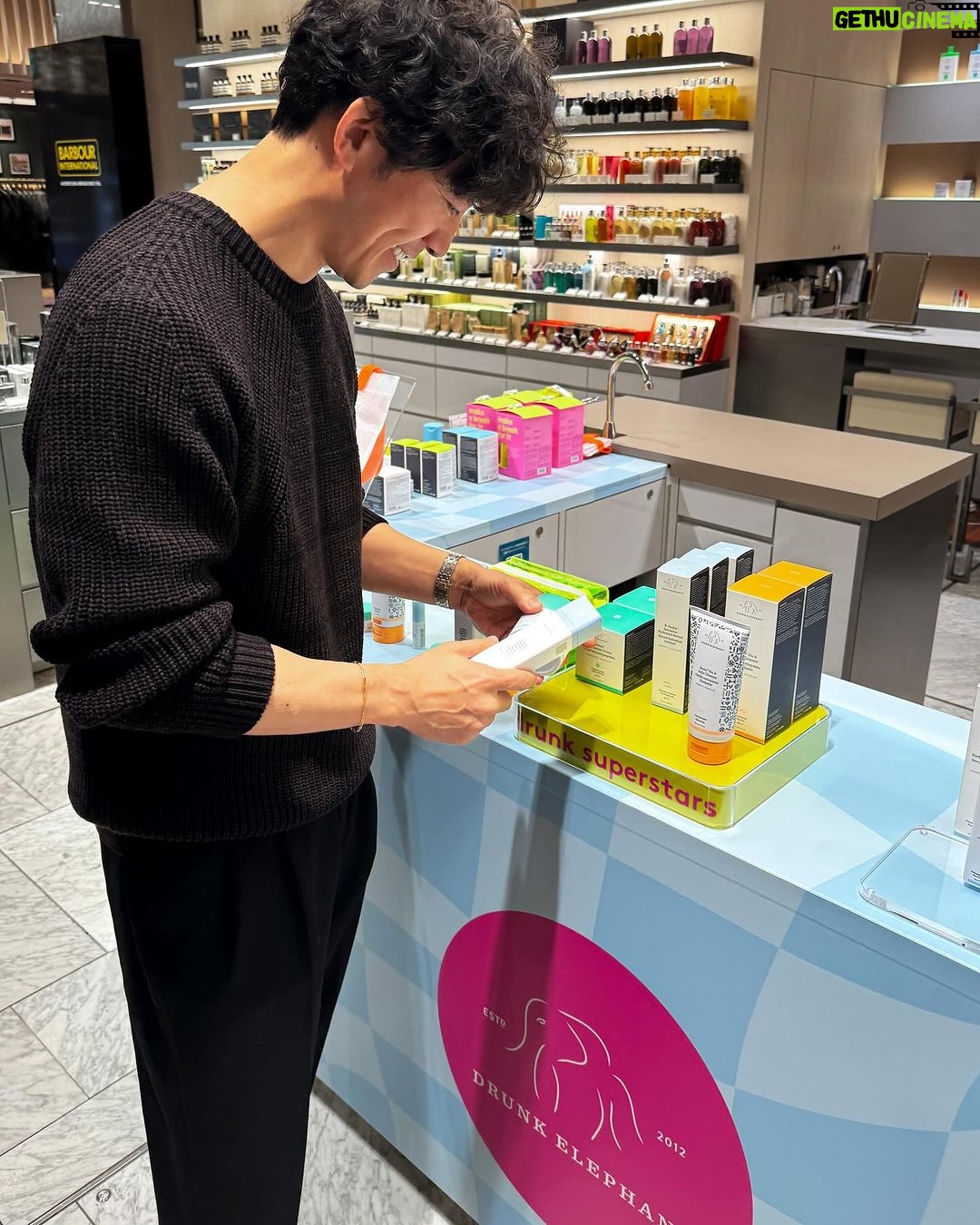 Takashi Sakurai Instagram - 去年出会ったスキンケア「ドランク エレファント」が伊勢丹新宿店 メンズ館でポップアップ中 改めて、洗う・うるおす・保湿する、基本のスキンケアが手軽にできるベーシックアイテムを紹介してもらった。緑のクリームは僕も使っていて、馴染みが良いのがお気に入り 今朝マーシーさんと一緒に、メンズにおすすめのベーシックキットを、ポップアップ会場からライブで紹介したので、よかったらアーカイブ見てください @isetanmens ポップアップは今月1 月 16 日(火)まで、伊勢丹新宿店 メンズ館1階 コスメティクスにて開催しています ぜひ行ってみてね! #ドランクエレファント #スキンケア #PR 伊勢丹 メンズ / ISETAN