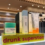 Takashi Sakurai Instagram - 去年出会ったスキンケア「ドランク エレファント」が伊勢丹新宿店 メンズ館でポップアップ中 改めて、洗う・うるおす・保湿する、基本のスキンケアが手軽にできるベーシックアイテムを紹介してもらった。緑のクリームは僕も使っていて、馴染みが良いのがお気に入り 今朝マーシーさんと一緒に、メンズにおすすめのベーシックキットを、ポップアップ会場からライブで紹介したので、よかったらアーカイブ見てください @isetanmens ポップアップは今月1 月 16 日（火）まで、伊勢丹新宿店 メンズ館１階 コスメティクスにて開催しています ぜひ行ってみてね！ #ドランクエレファント #スキンケア #PR 伊勢丹 メンズ / ISETAN