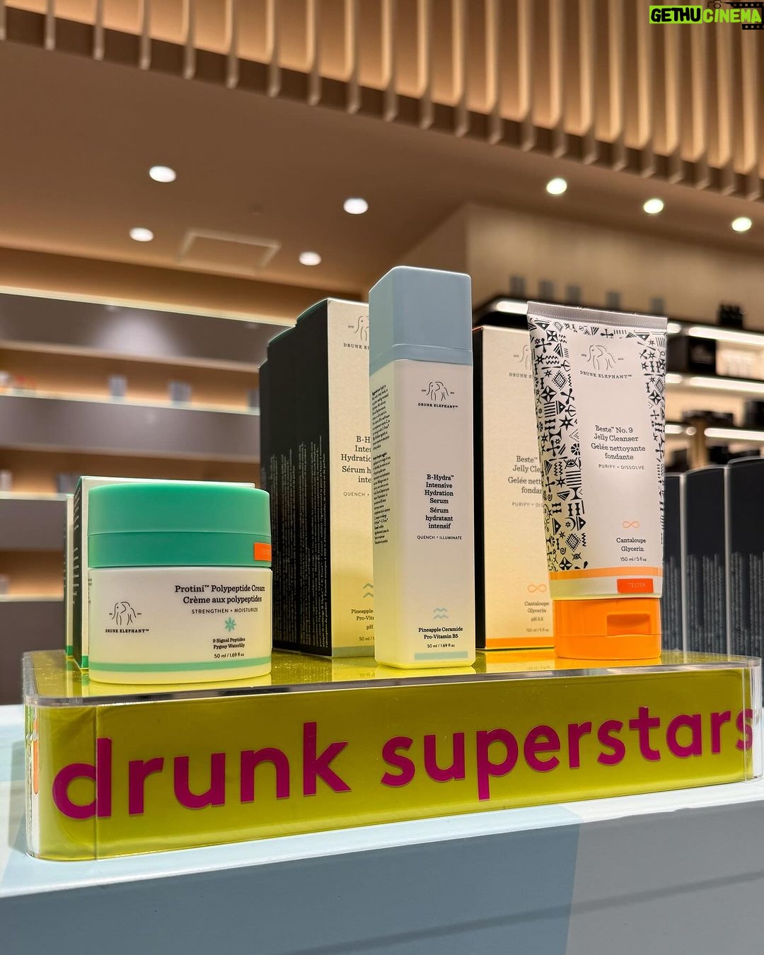 Takashi Sakurai Instagram - 去年出会ったスキンケア「ドランク エレファント」が伊勢丹新宿店 メンズ館でポップアップ中 改めて、洗う・うるおす・保湿する、基本のスキンケアが手軽にできるベーシックアイテムを紹介してもらった。緑のクリームは僕も使っていて、馴染みが良いのがお気に入り 今朝マーシーさんと一緒に、メンズにおすすめのベーシックキットを、ポップアップ会場からライブで紹介したので、よかったらアーカイブ見てください @isetanmens ポップアップは今月1 月 16 日(火)まで、伊勢丹新宿店 メンズ館1階 コスメティクスにて開催しています ぜひ行ってみてね! #ドランクエレファント #スキンケア #PR 伊勢丹 メンズ / ISETAN