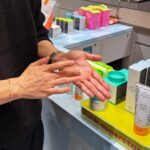 Takashi Sakurai Instagram - 去年出会ったスキンケア「ドランク エレファント」が伊勢丹新宿店 メンズ館でポップアップ中 改めて、洗う・うるおす・保湿する、基本のスキンケアが手軽にできるベーシックアイテムを紹介してもらった。緑のクリームは僕も使っていて、馴染みが良いのがお気に入り 今朝マーシーさんと一緒に、メンズにおすすめのベーシックキットを、ポップアップ会場からライブで紹介したので、よかったらアーカイブ見てください @isetanmens ポップアップは今月1 月 16 日（火）まで、伊勢丹新宿店 メンズ館１階 コスメティクスにて開催しています ぜひ行ってみてね！ #ドランクエレファント #スキンケア #PR 伊勢丹 メンズ / ISETAN