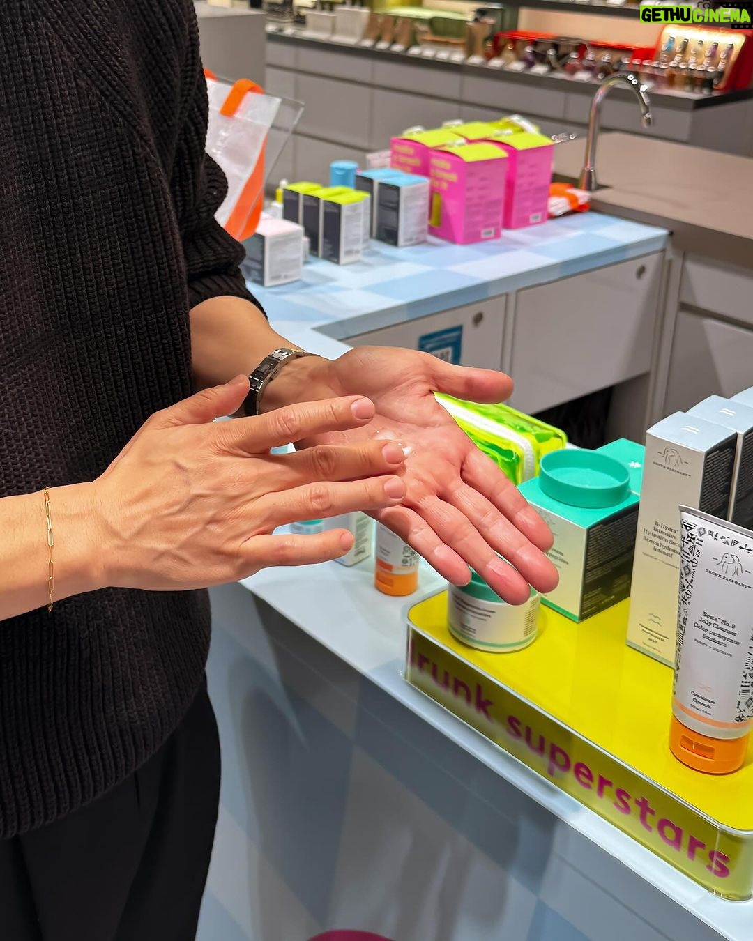 Takashi Sakurai Instagram - 去年出会ったスキンケア「ドランク エレファント」が伊勢丹新宿店 メンズ館でポップアップ中 改めて、洗う・うるおす・保湿する、基本のスキンケアが手軽にできるベーシックアイテムを紹介してもらった。緑のクリームは僕も使っていて、馴染みが良いのがお気に入り 今朝マーシーさんと一緒に、メンズにおすすめのベーシックキットを、ポップアップ会場からライブで紹介したので、よかったらアーカイブ見てください @isetanmens ポップアップは今月1 月 16 日(火)まで、伊勢丹新宿店 メンズ館1階 コスメティクスにて開催しています ぜひ行ってみてね! #ドランクエレファント #スキンケア #PR 伊勢丹 メンズ / ISETAN